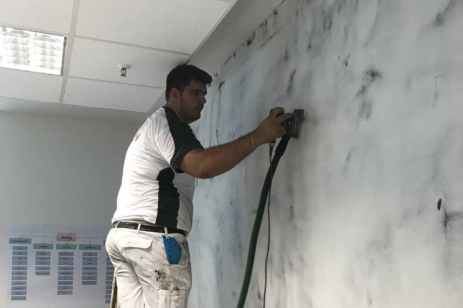 Vorbereitung der Wand für Malerarbeiten - Malermeister Gebele Form und Farbe in Durach